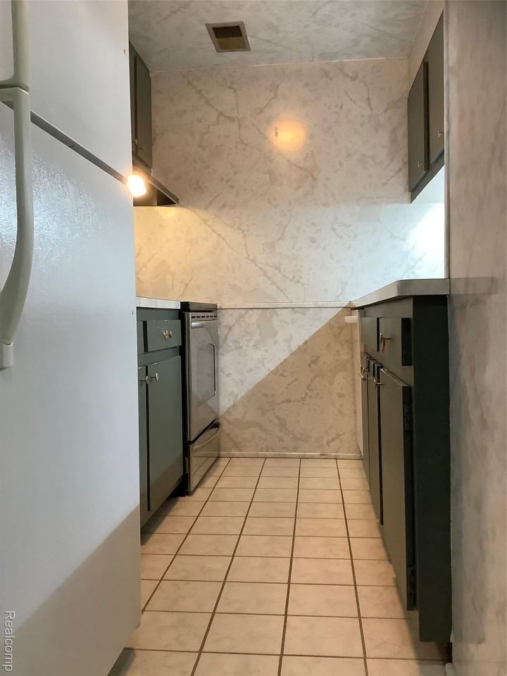 22700 Garrison Street - Photo 6 of 14