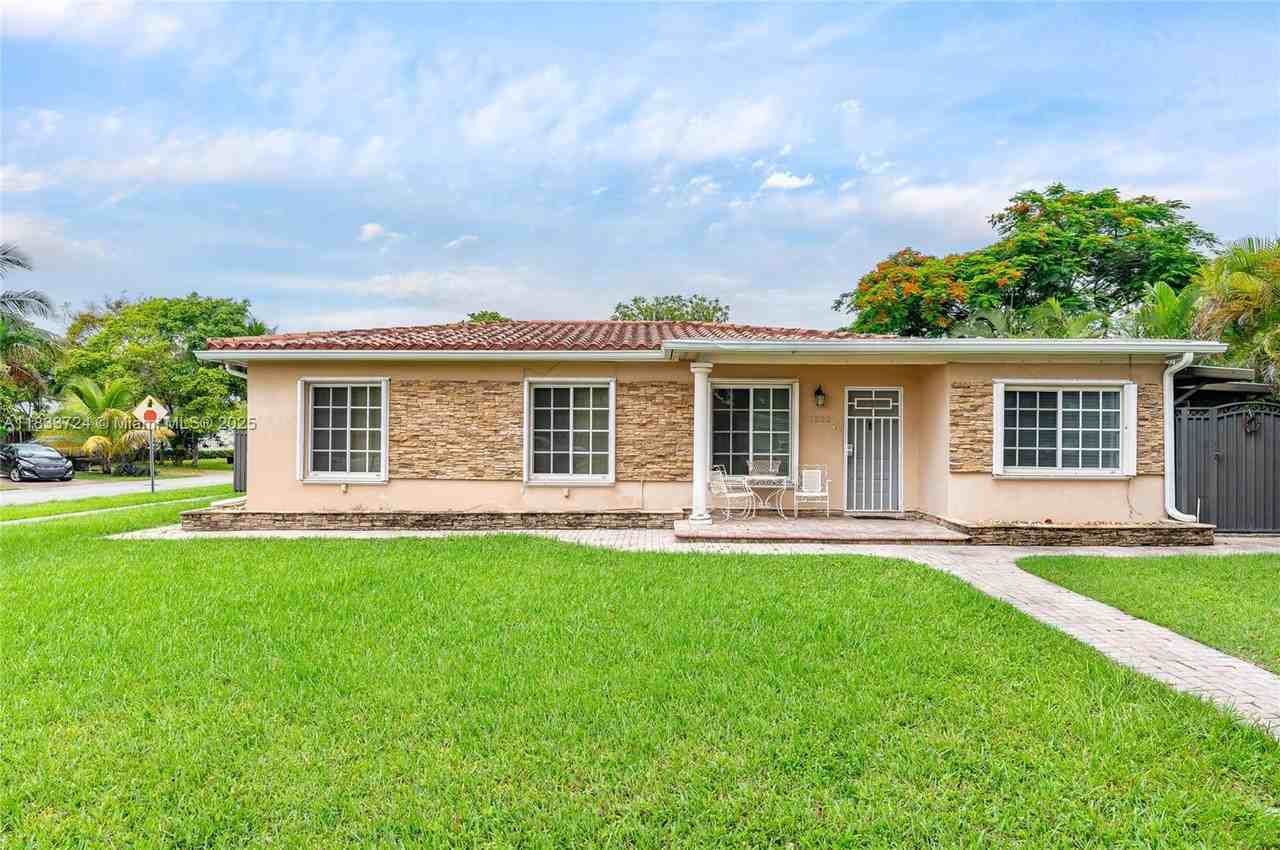 1832 Sw 62nd Pl ##0 - Photo 2 of 28