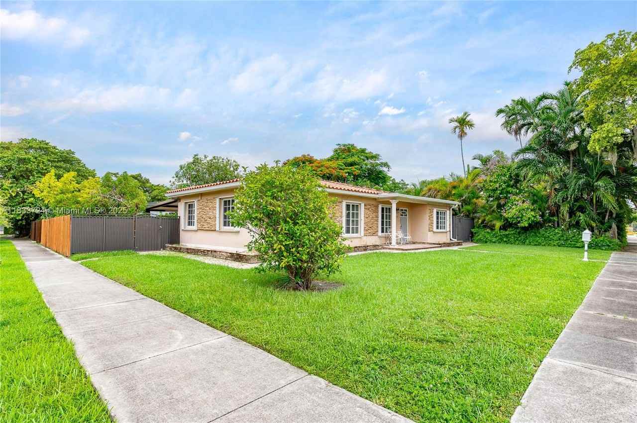 1832 Sw 62nd Pl ##0 - Photo 3 of 28