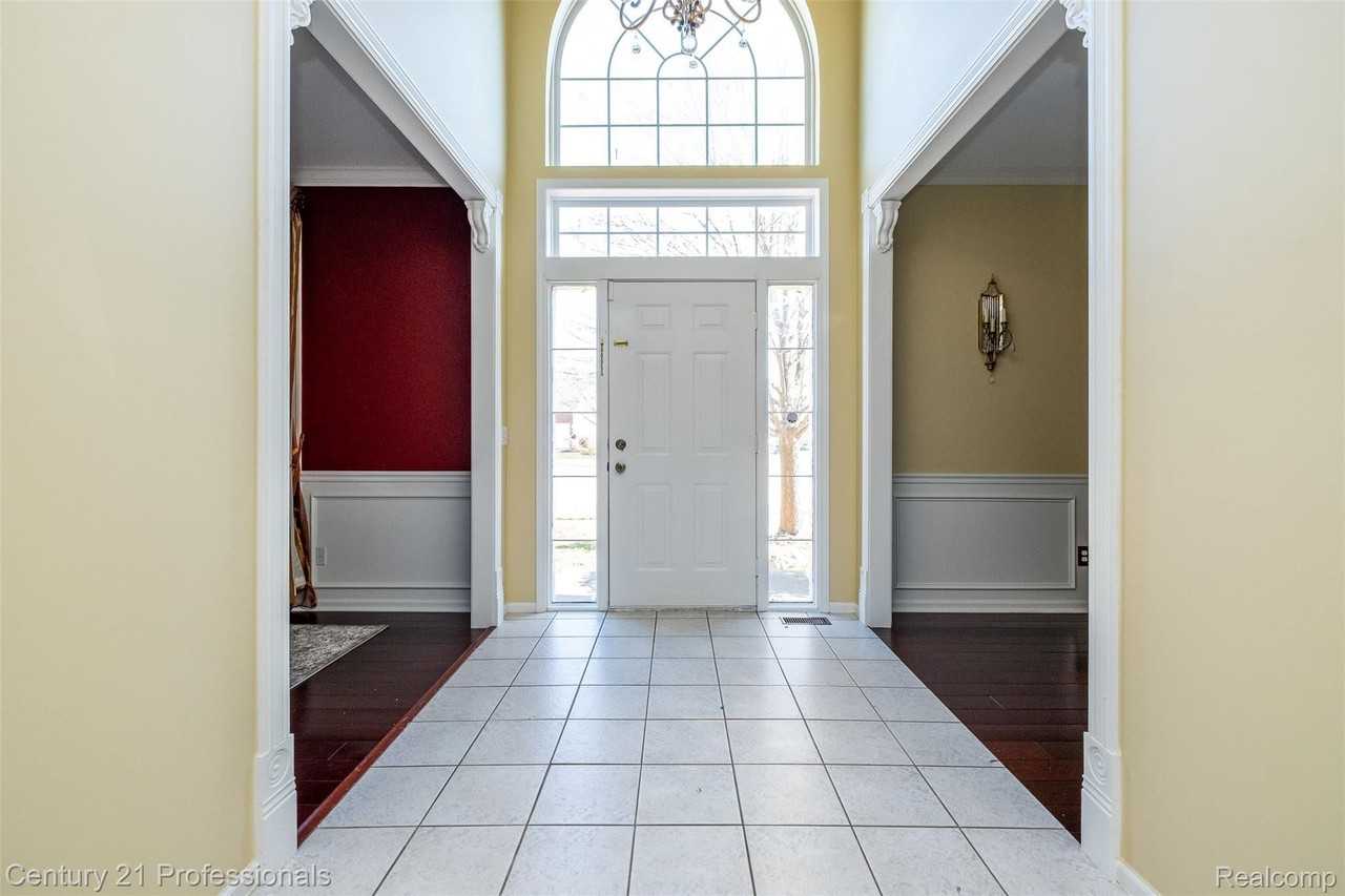 466 Ivy Ln - Photo 3 of 40