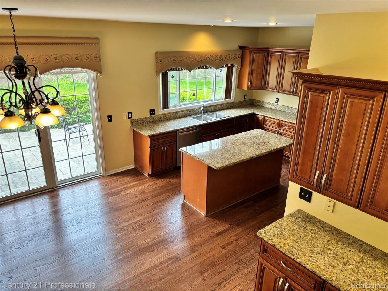 466 Ivy Ln - Photo 4 of 40