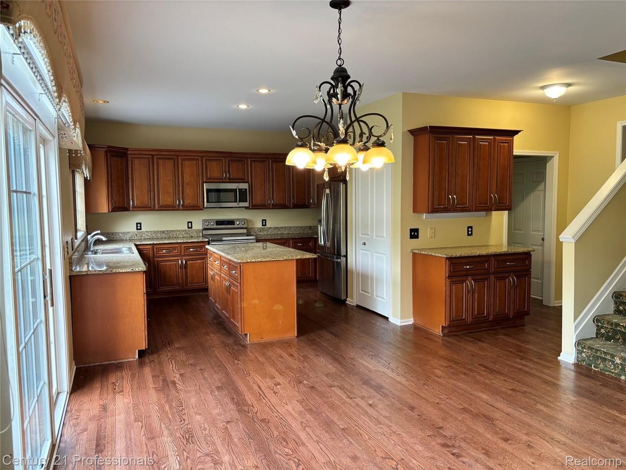 466 Ivy Ln - Photo 5 of 40