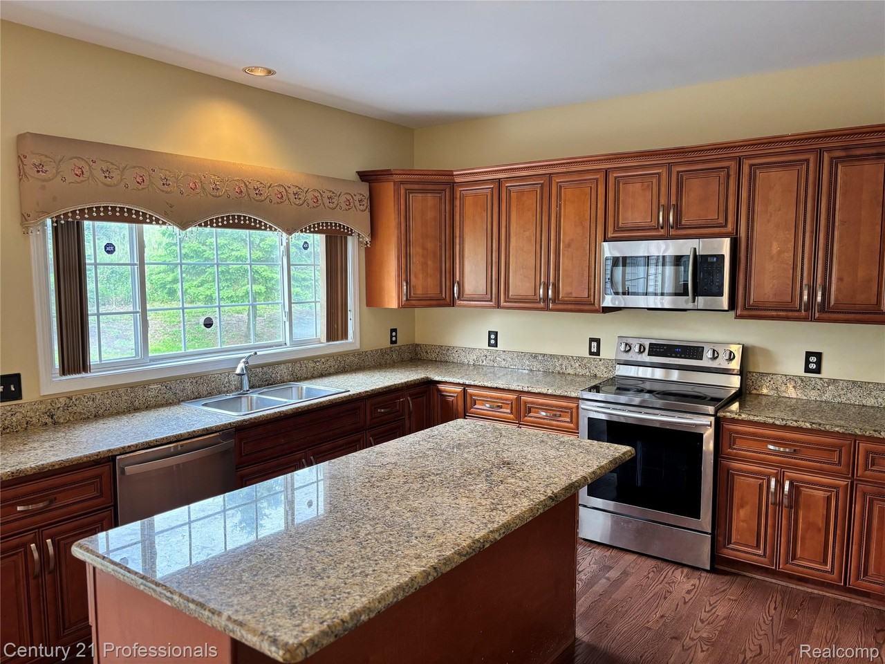 466 Ivy Ln - Photo 6 of 40