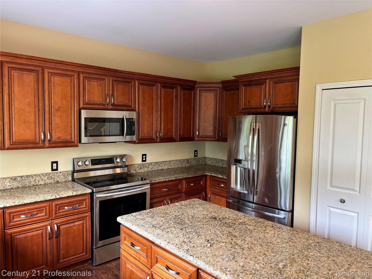 466 Ivy Ln - Photo 7 of 40