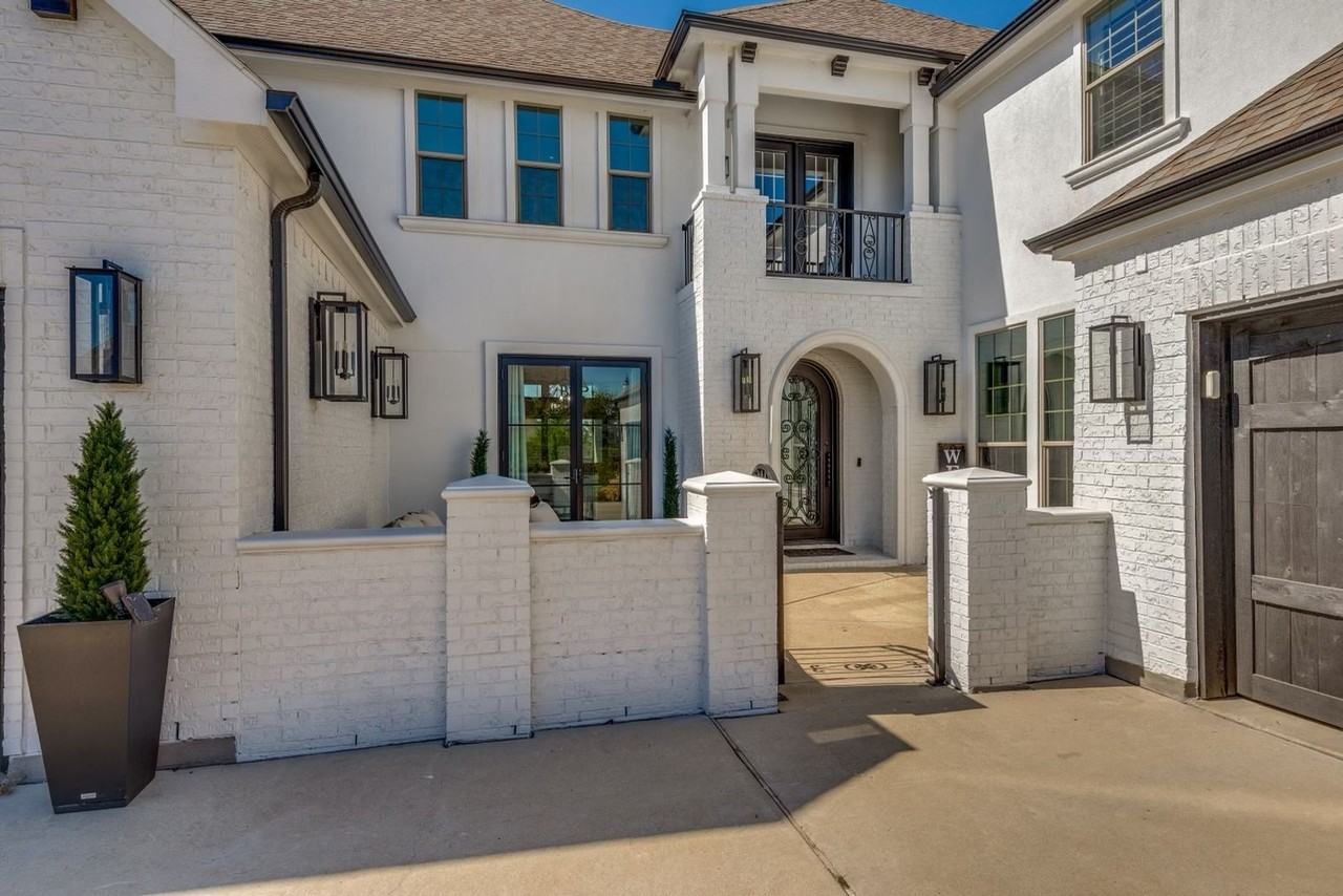 700 Almeda Drive - Photo 2 of 39