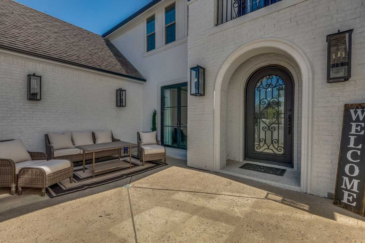 700 Almeda Drive - Photo 3 of 39