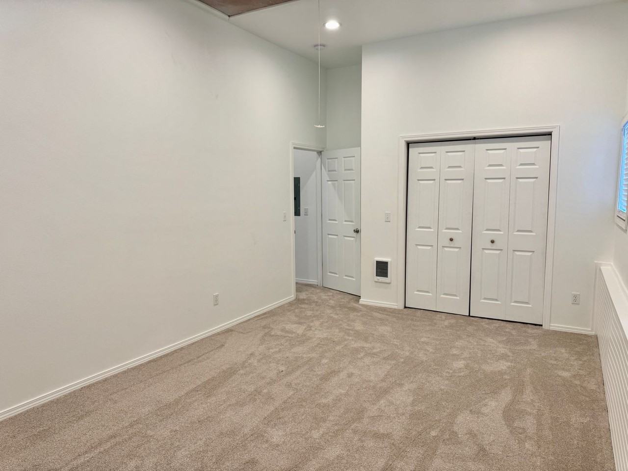 18701 Snohomish Ave #B - Photo 6 of 11