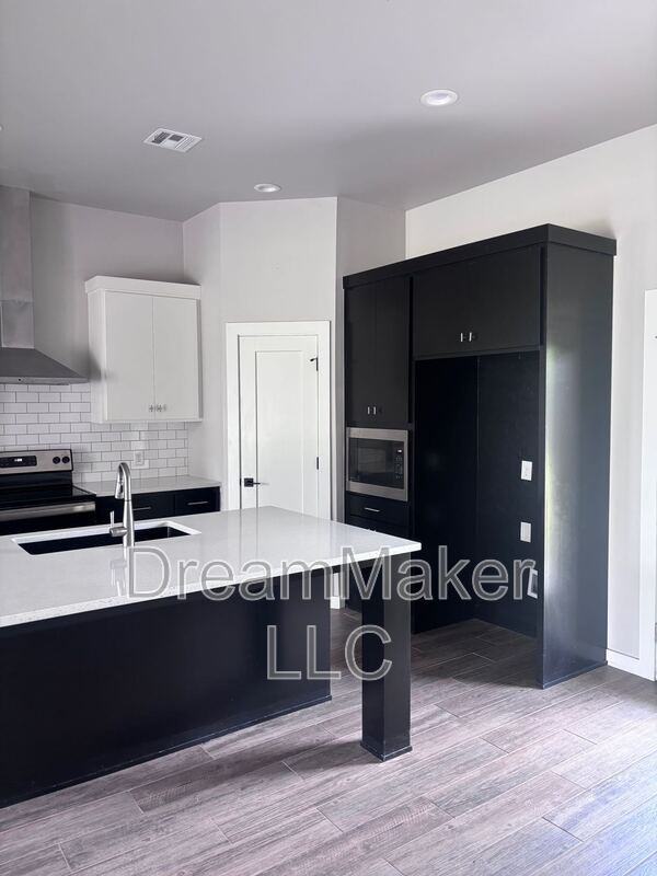 993 Flowers Dr - Photo 3 of 10