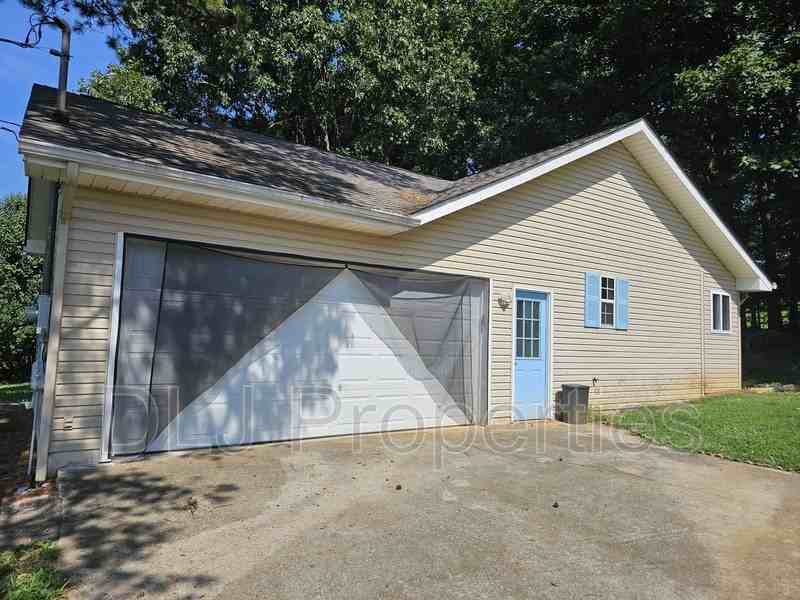 546 Betty Lou Dr - Photo 2 of 16