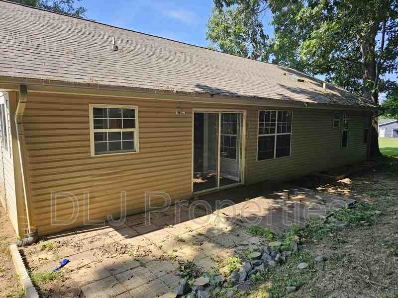 546 Betty Lou Dr - Photo 3 of 16