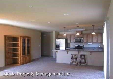 655 Benedict St - Photo 3 of 19