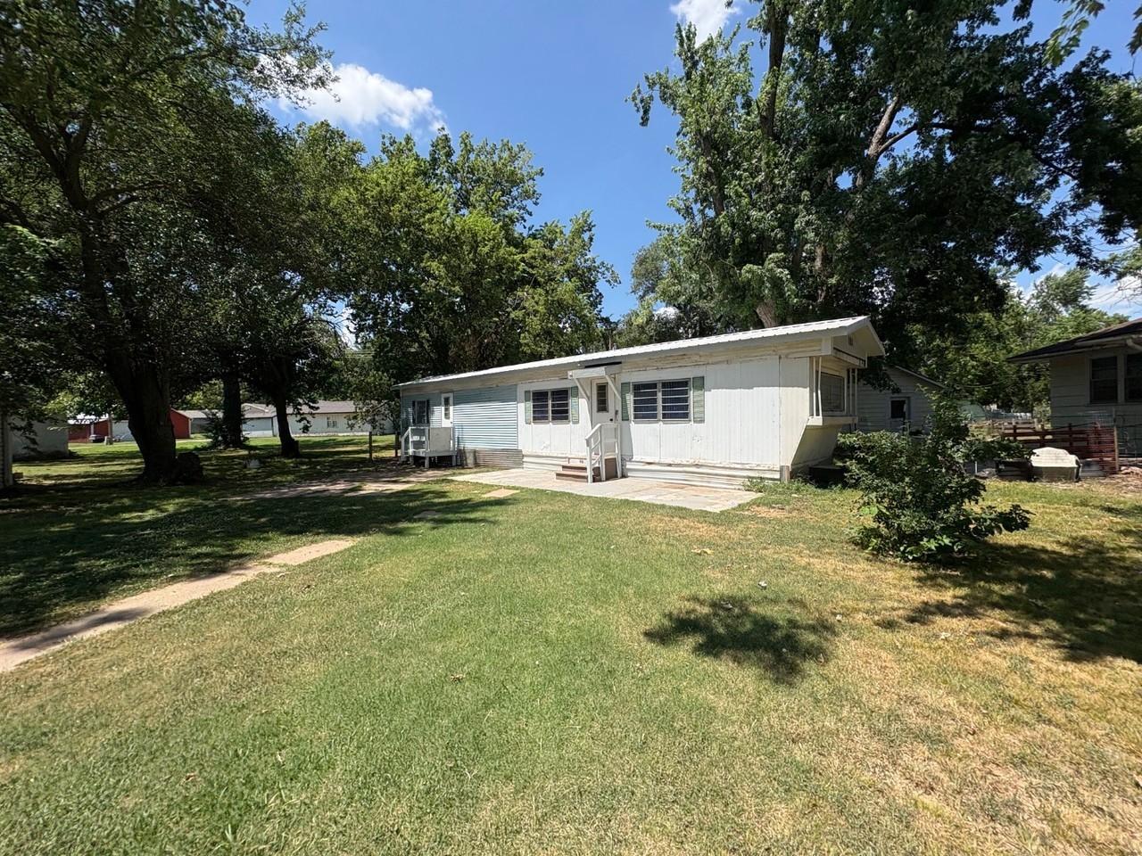 115 N Topeka St - Photo 3 of 16