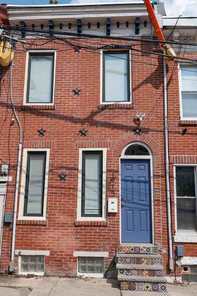 1915 N Darien St - Photo 4 of 20