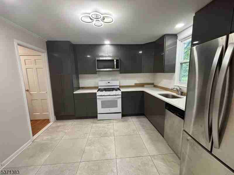 360 W South Orange Ave - Photo 2 of 32