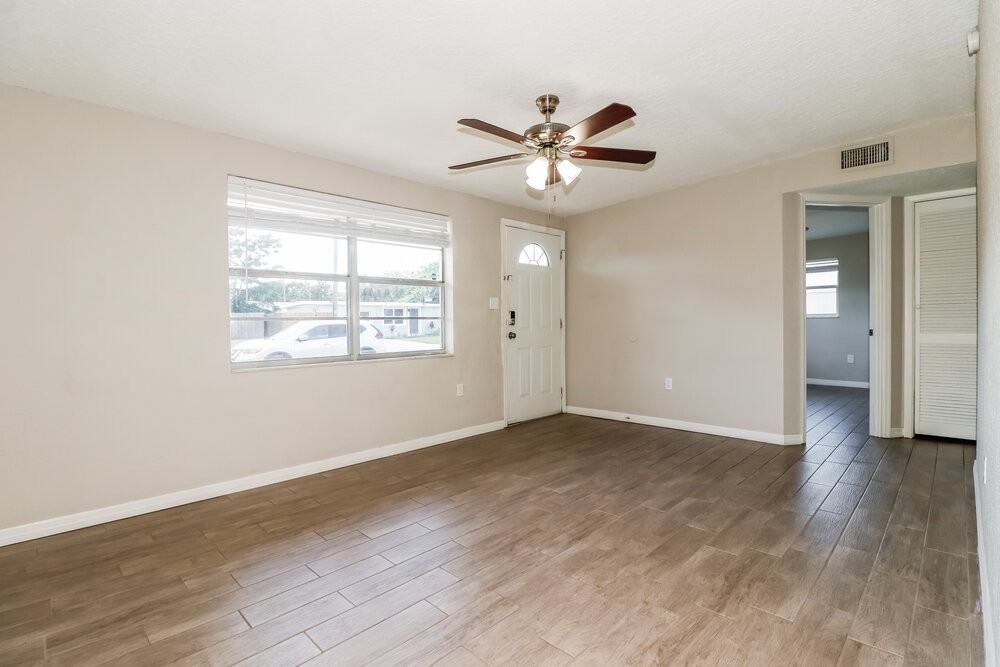 11034 Taft Dr - Photo 3 of 16