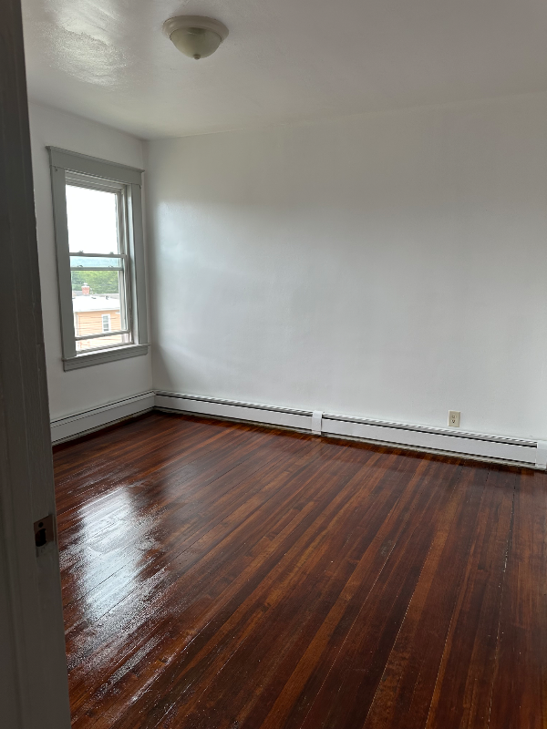 219 Bond St - Photo 3 of 6