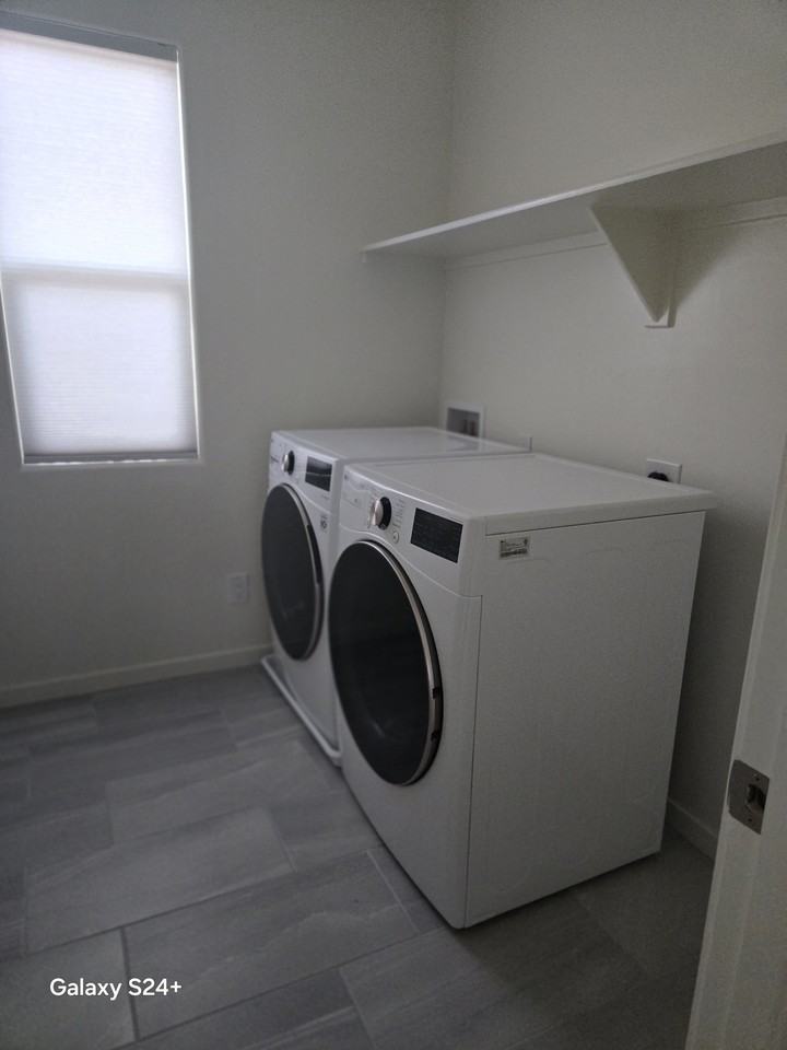 1564 W Redwood Ln #NA - Photo 7 of 13