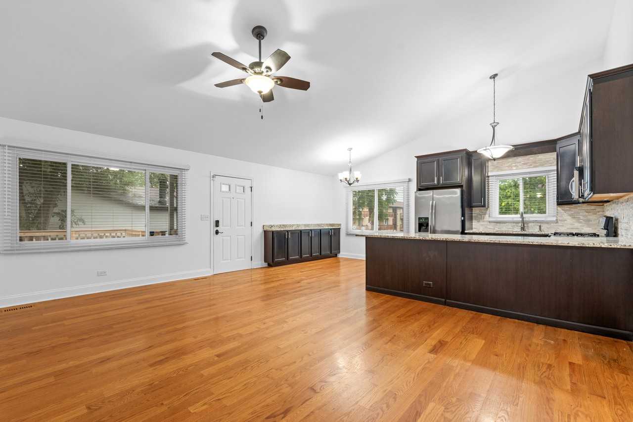 564 Dean Dr - Photo 5 of 26