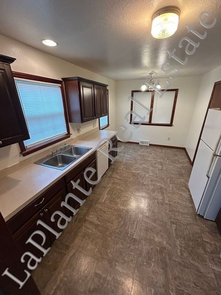 1501 Glenbrook Dr - Photo 2 of 13