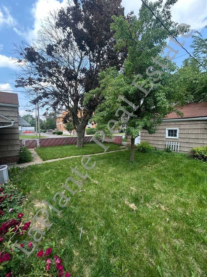 1501 Glenbrook Dr - Photo 3 of 13