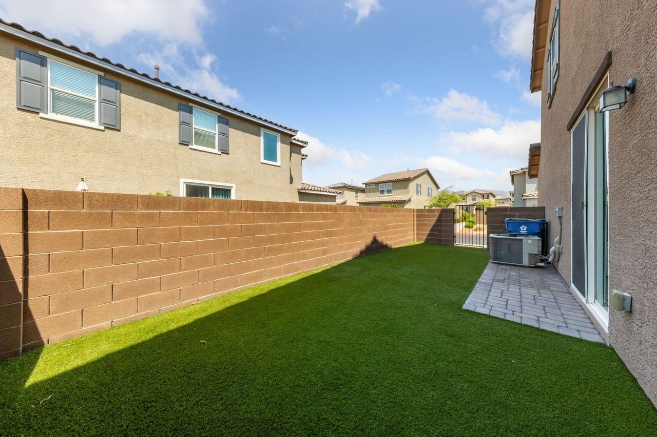 1103 Desert Dome Ave - Photo 2 of 26