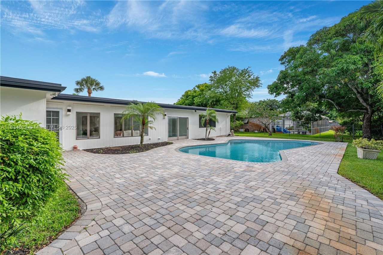 6141 Sw 9th St - Photo 2 of 28