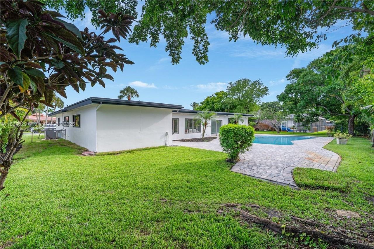 6141 Sw 9th St - Photo 3 of 28