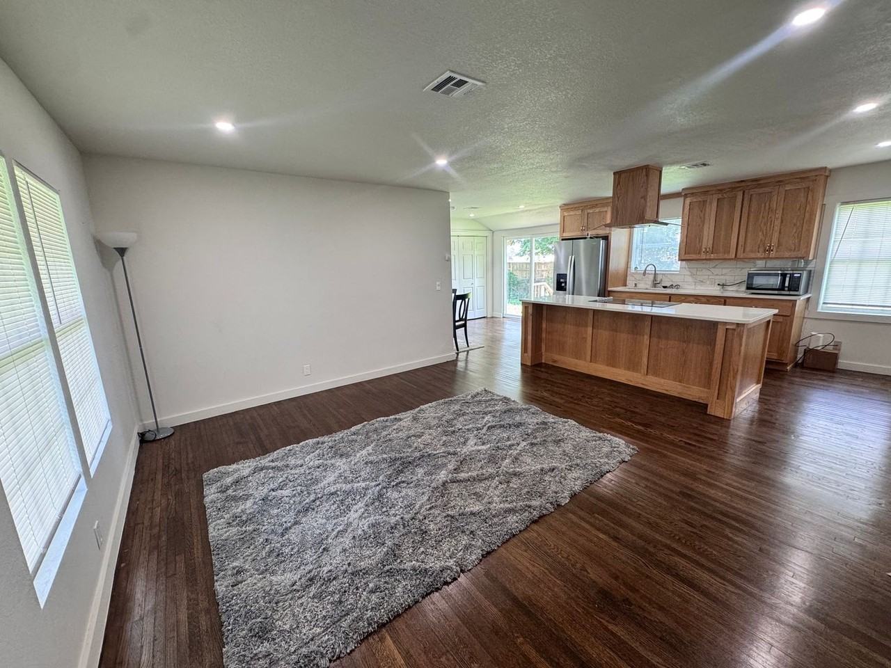 705 N Oxford Ave - Photo 2 of 16