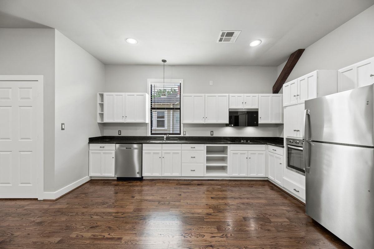 633 E 11th St - Photo 2 of 8