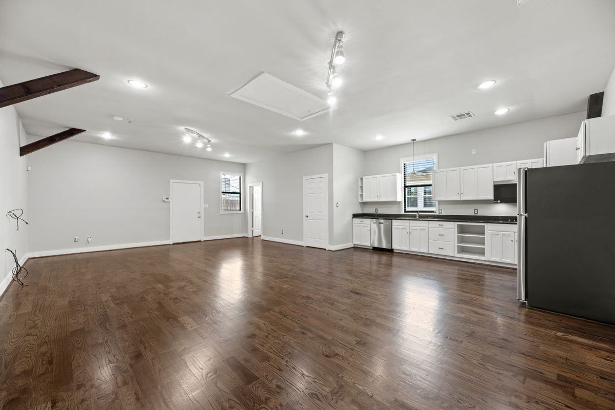 633 E 11th St - Photo 3 of 8