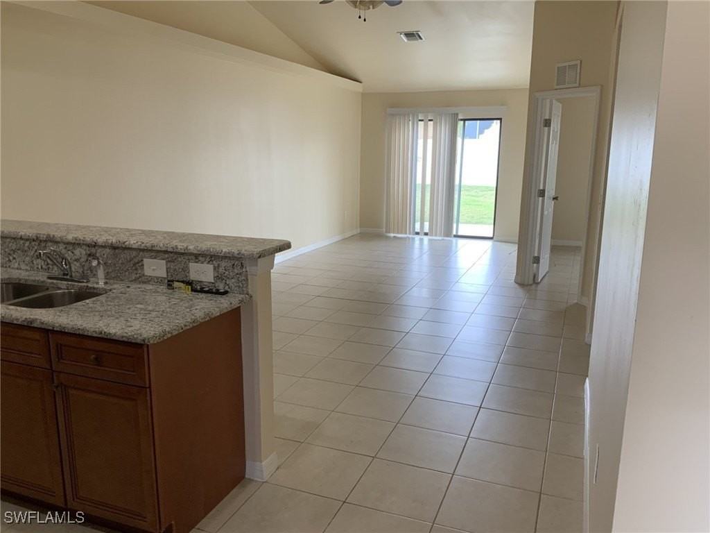 542 Se 6th Pl - Photo 3 of 11