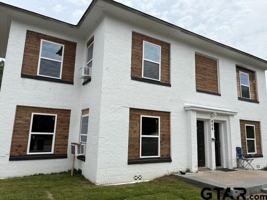 featured image of 406 S Fredonia St