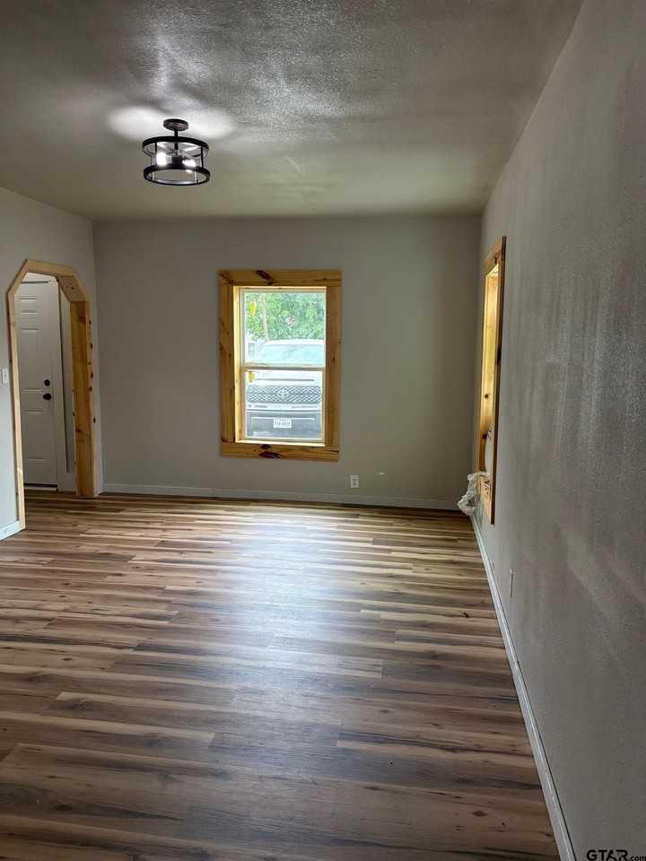 406 S Fredonia St - Photo 3 of 7