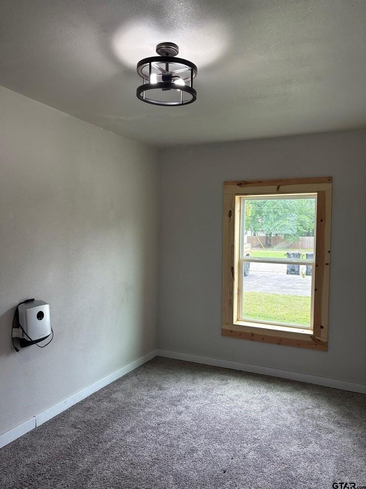 406 S Fredonia St - Photo 4 of 7