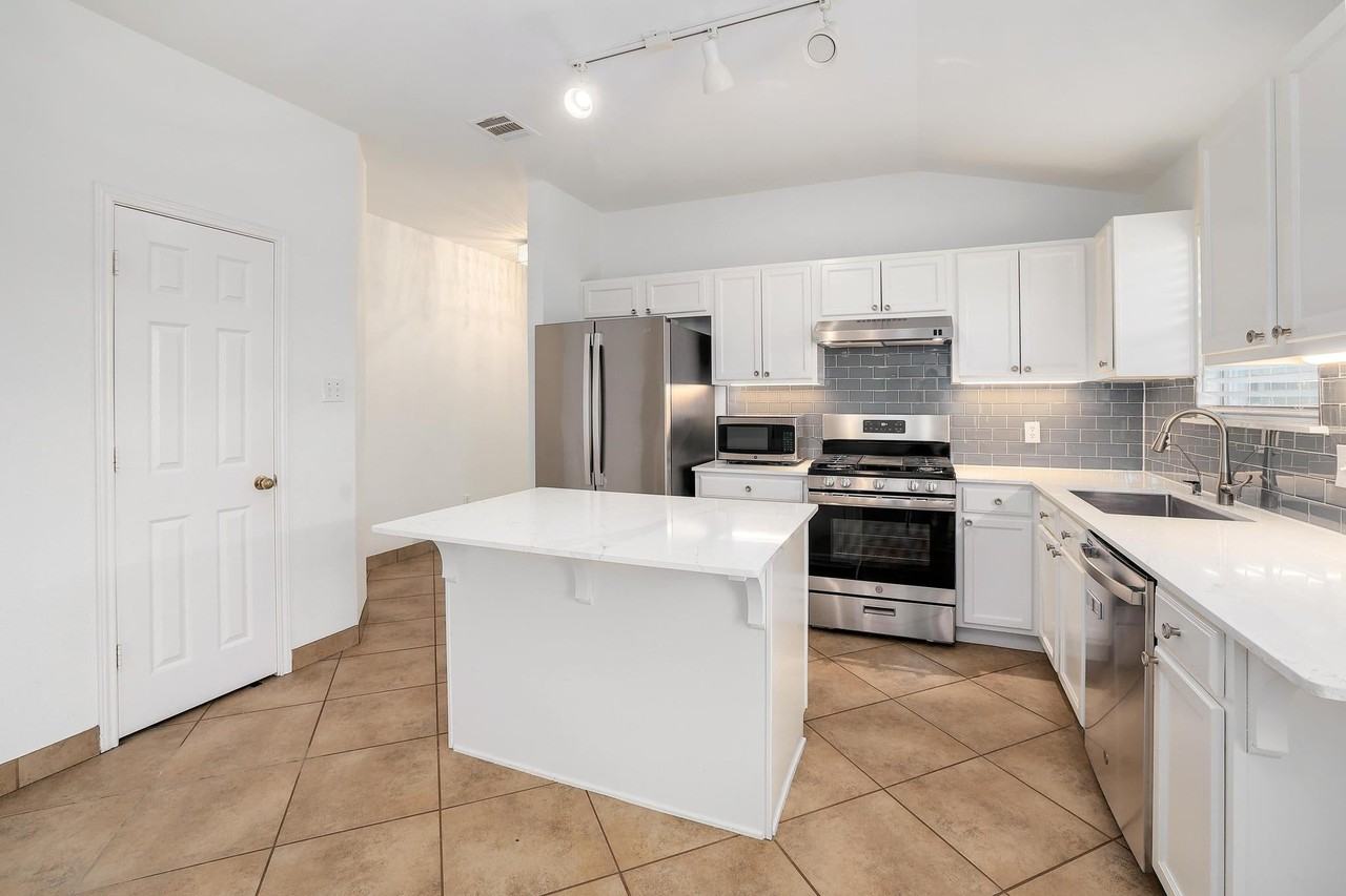 2728 Breezy Point Cv - Photo 3 of 15