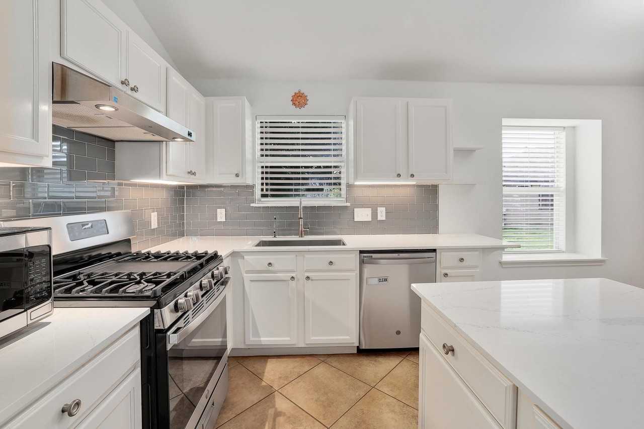 2728 Breezy Point Cv - Photo 4 of 15