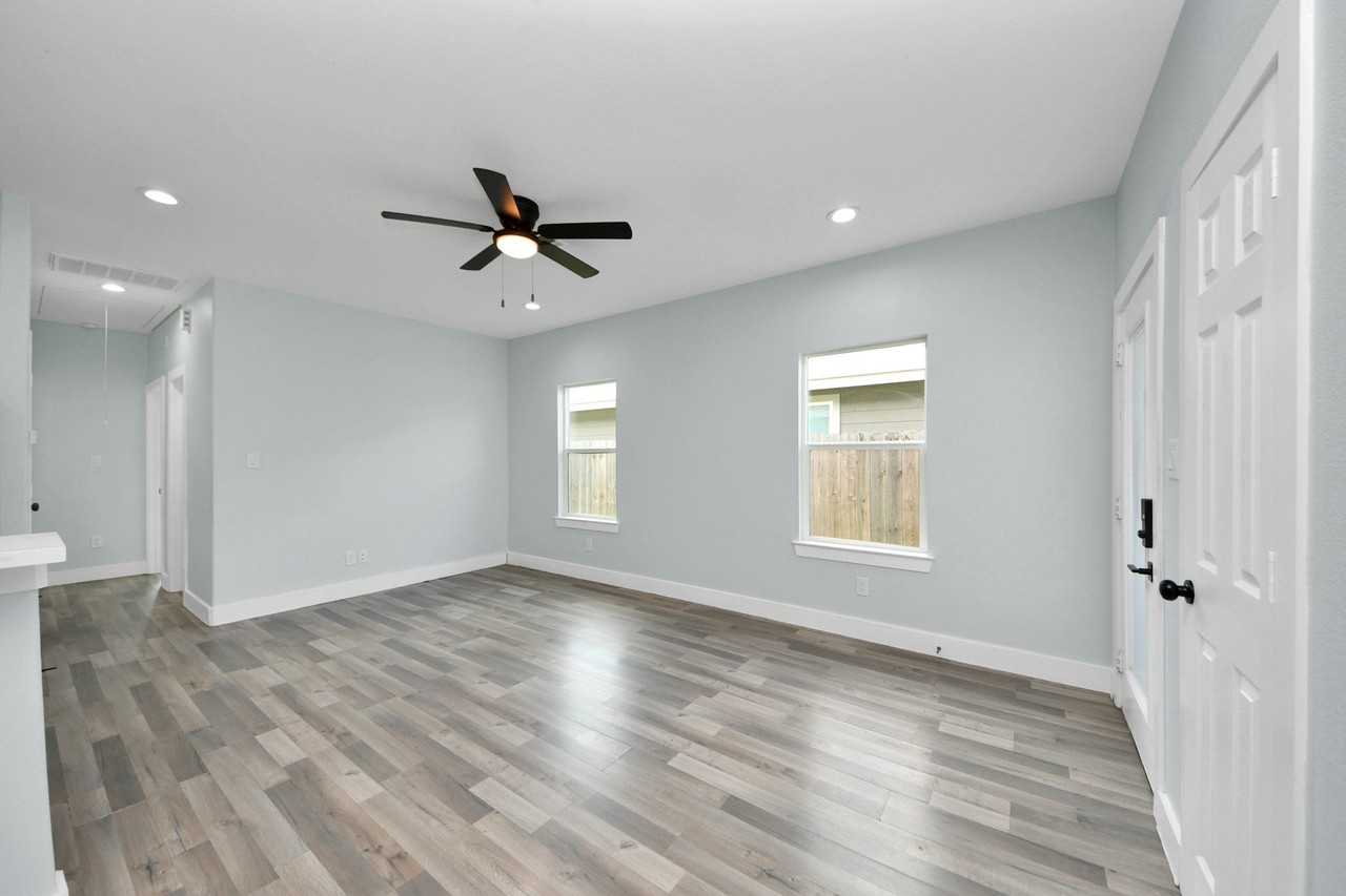 7502 Sandle St - Photo 5 of 40