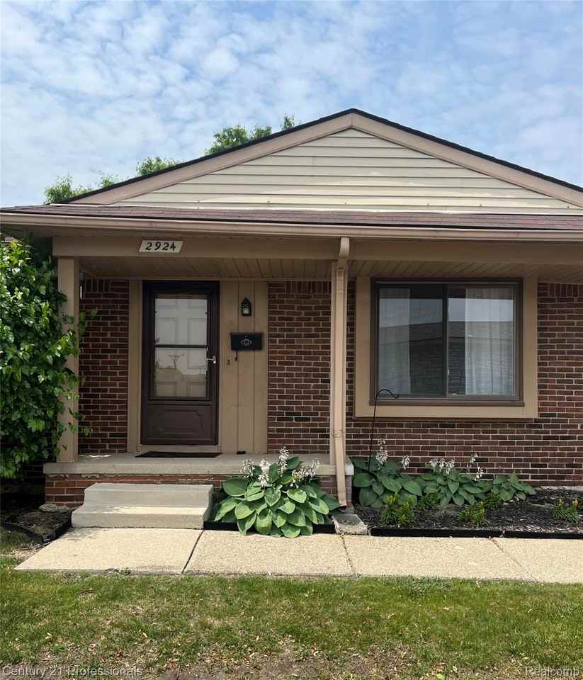 2924 Roundtree Drive - Photo 2 of 28