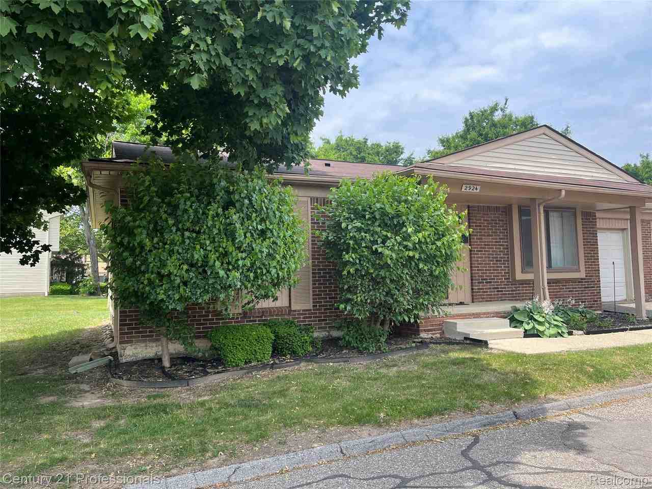 2924 Roundtree Drive - Photo 4 of 28