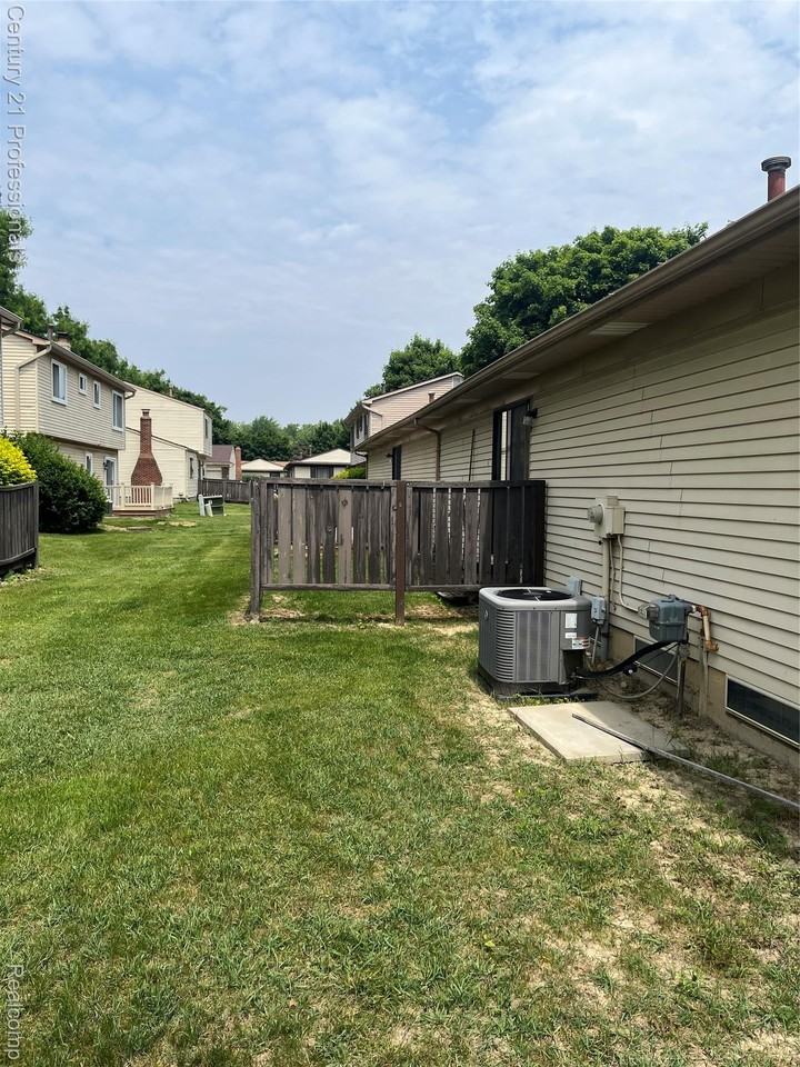 2924 Roundtree Drive - Photo 5 of 28