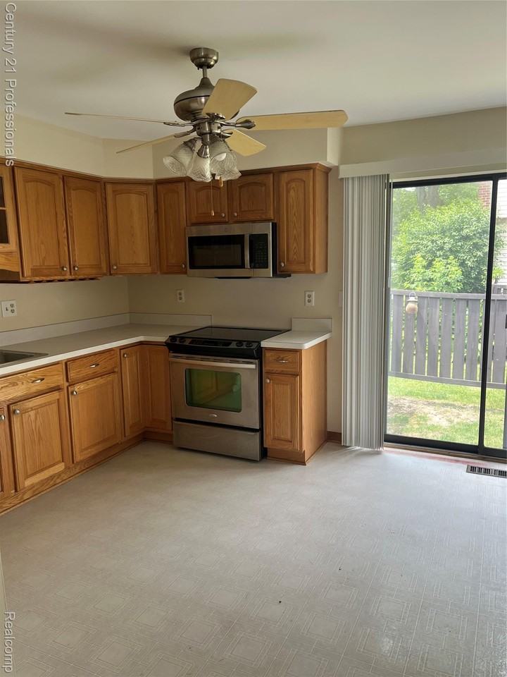 2924 Roundtree Drive - Photo 7 of 28