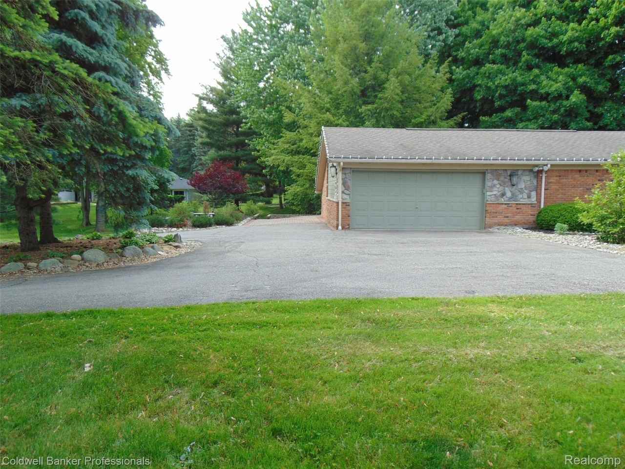 6448 Tutbury Ln - Photo 4 of 39