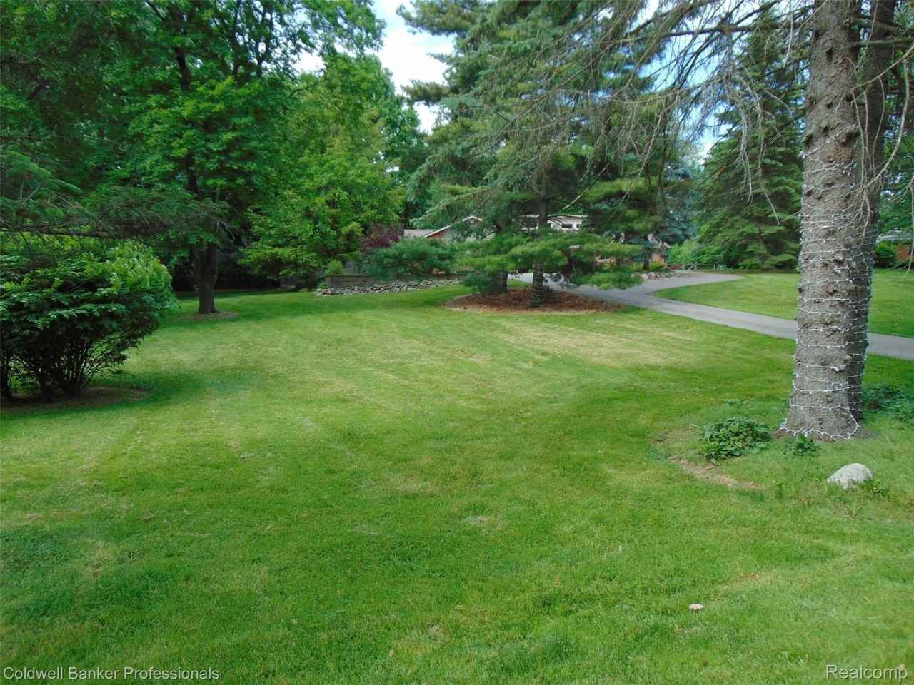 6448 Tutbury Ln - Photo 5 of 39