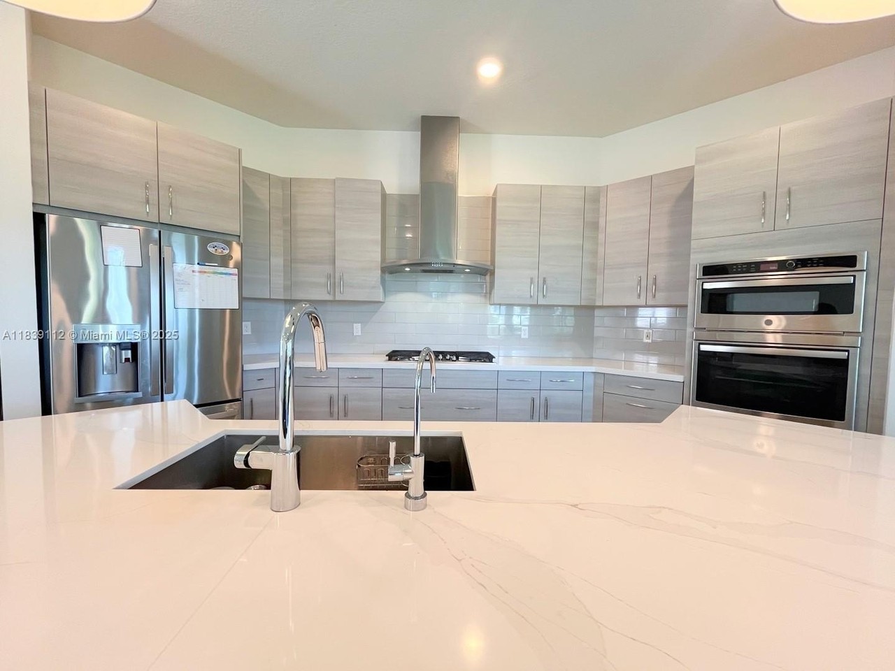 10711 Aqua Ct - Photo 5 of 50