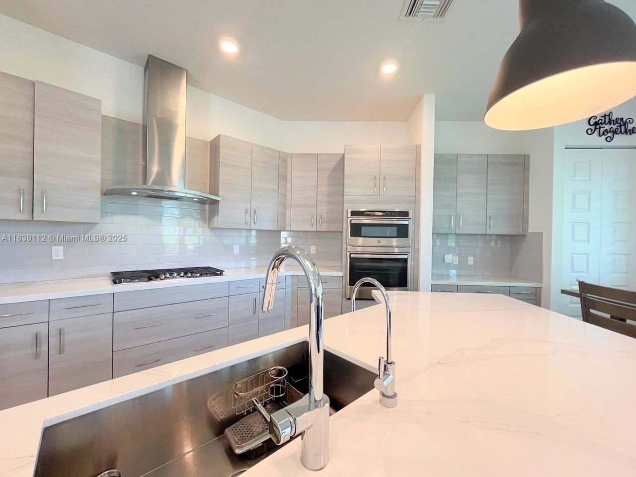 10711 Aqua Ct - Photo 7 of 50