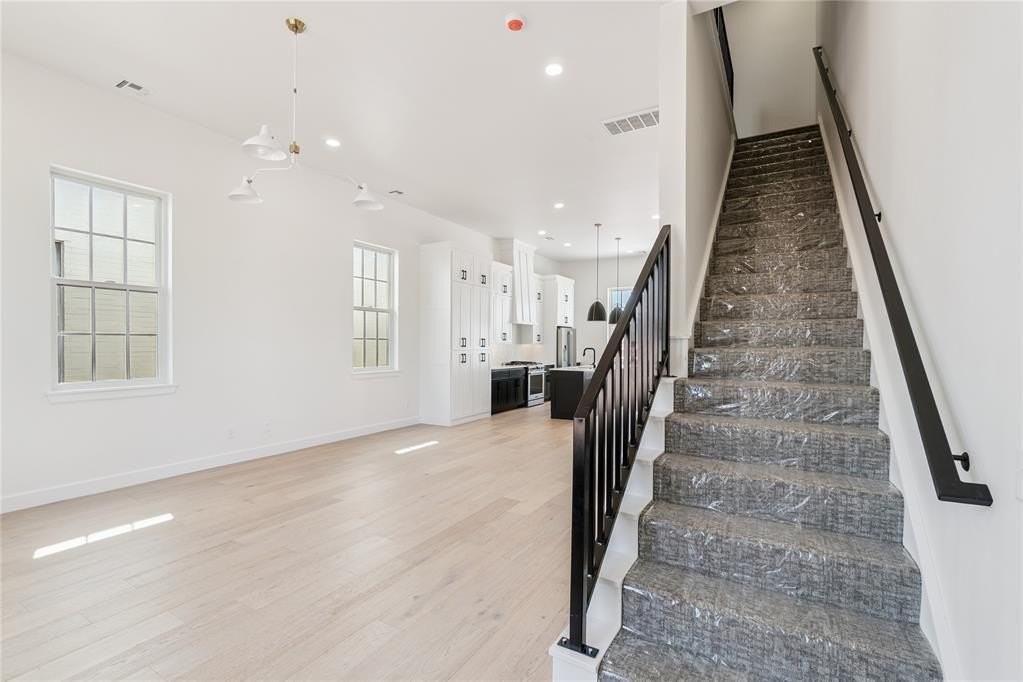 18814 18814 Selah Way - Photo 4 of 37