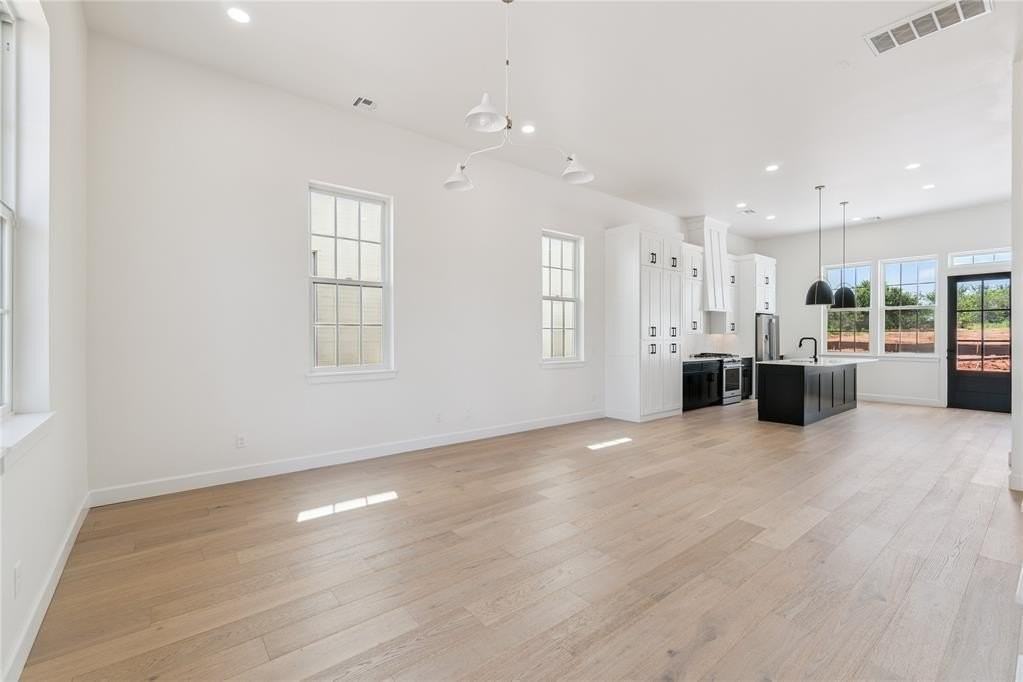 18814 18814 Selah Way - Photo 5 of 37