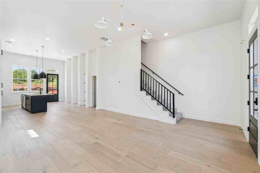 18814 18814 Selah Way - Photo 6 of 37