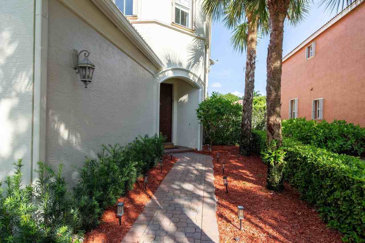 9760 Roche Pl - Photo 3 of 38