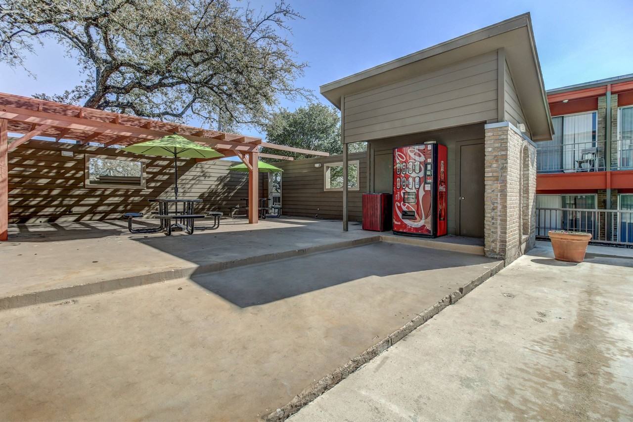 Oak Terrace - Photo 6 of 14